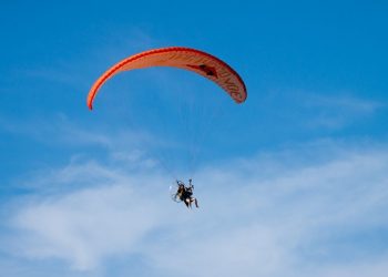 Piloto de parapente sofre acidente e cai desacordado na BR 324 em Lajes do Batata