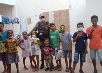 Em mais uma ação social, policial do 16ºBPM distribuí brinquedo para as crianças