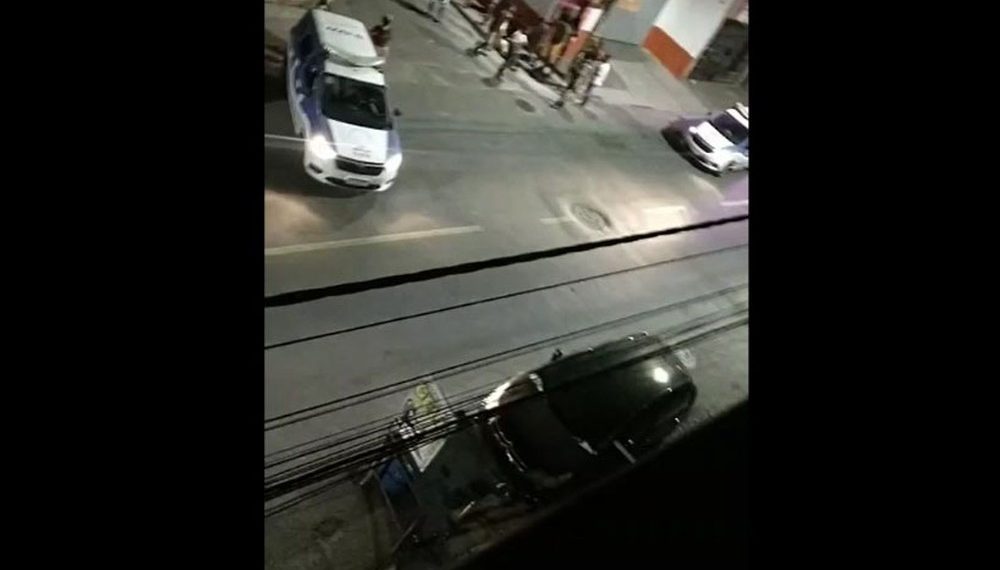 Cinco pessoas morrem e 13 ficam feridas após grupo atirar em festa de paredão em Salvador