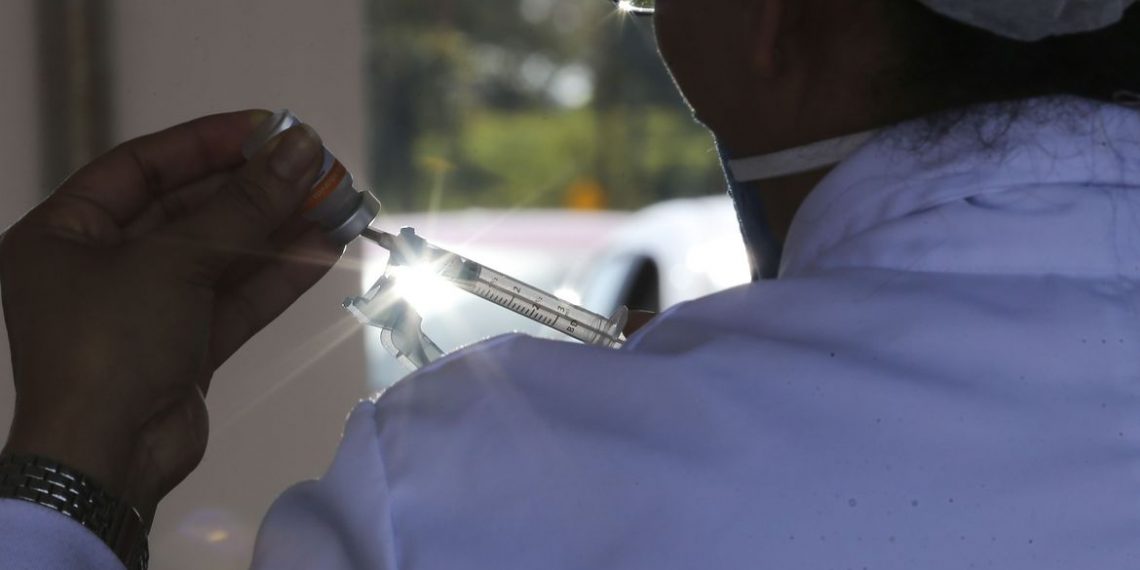 Covid-19: cai de 12 para 8 semanas prazo entre as doses da AstraZeneca