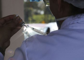 Covid-19: cai de 12 para 8 semanas prazo entre as doses da AstraZeneca