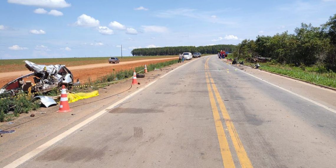 MT – Acidente entre ambulância e caminhonete deixa 13 mortos