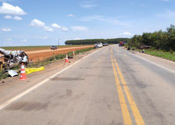 MT – Acidente entre ambulância e caminhonete deixa 13 mortos