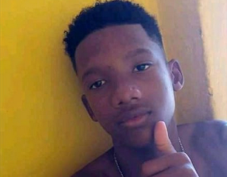 Jovem é assassinado e irmão de 15 anos atingido por tiros em Serrinha