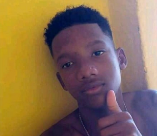 Jovem é assassinado e irmão de 15 anos atingido por tiros em Serrinha