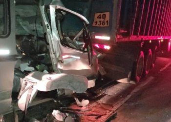 Acidente envolvendo van de Riachão do Jacuípe e carreta deixa 5 mortos e 2 feridos na BR 324