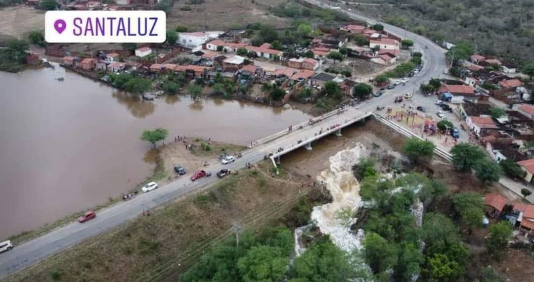 Fortes chuvas danificaram adutora e o abastecimento de água foi suspenso em Santaluz