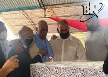 Pastor Sargento Isidório é amparado ao ver corpo do filho