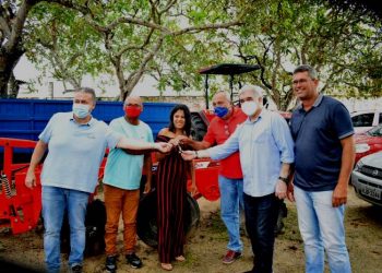 Após reunião de avaliação do mandato, vereador Betão entregou trator de pneu, fruto de emenda parlamentar de Zé Neto