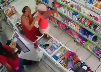 Mulher é atacada com golpes de faca em farmácia; suspeita tem 17 anos