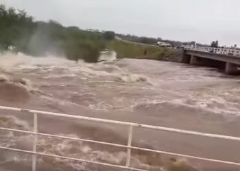 Fortes chuvas danificaram adutora e o abastecimento de água foi suspenso em Santaluz