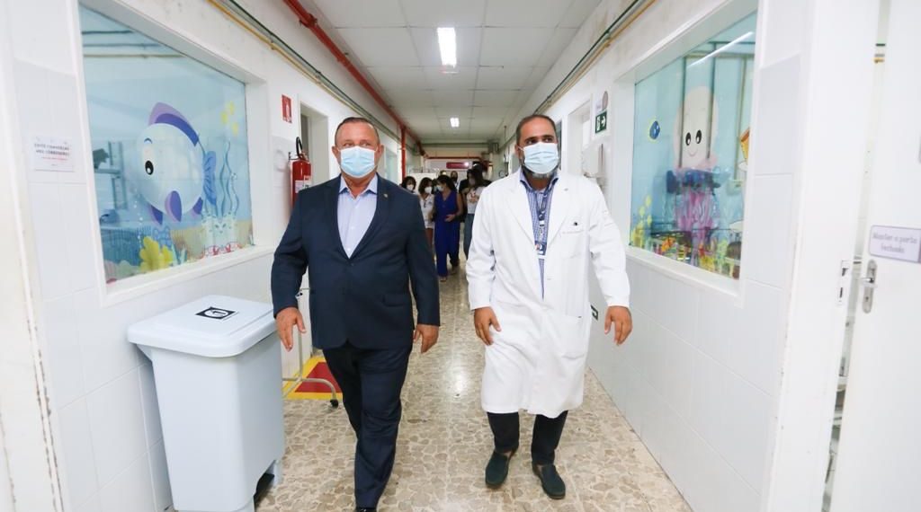 Adolfo Menezes visita o Martagão Gesteira e se compromete a aumentar verba da ALBA para o hospital