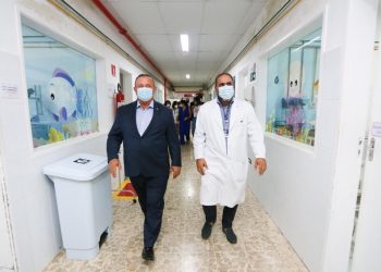 Adolfo Menezes visita o Martagão Gesteira e se compromete a aumentar verba da ALBA para o hospital