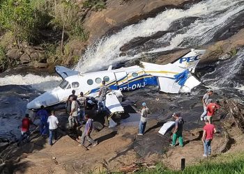 Avião que transportava Marília Mendonça cai em Minas Gerais
