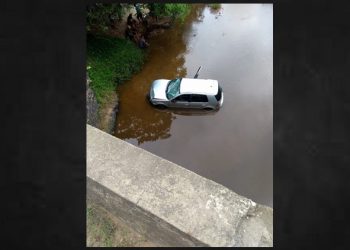Carro com 3 ocupantes despenca de ponte no limite entre os municípios de Queimadas e Itiúba