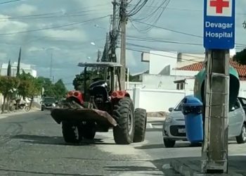 Coité – Para livrarem de quebra molas, condutores de veículos fazem ‘roubadinha’ arriscada em frente a hospital