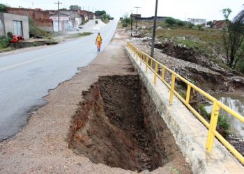 Forte temporal causa estragos em Coité. Queda de árvore, crateras, luminoso da PM entre outros