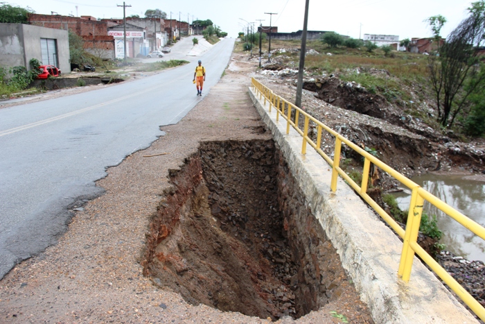 Forte temporal causa estragos em Coité. Queda de árvore, crateras, luminoso da PM entre outros