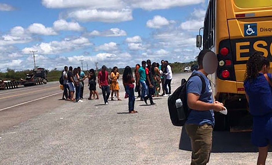 Ônibus de prefeitura de cidade baiana quebra, e alunos perdem o Enem