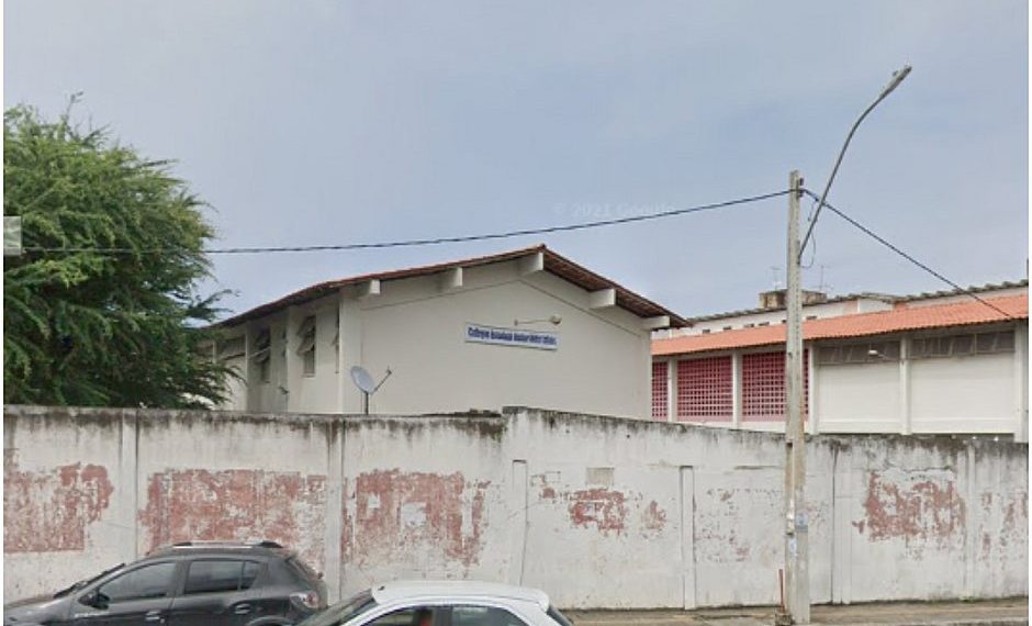 Professor de escola estadual é acusado de obrigar 37 alunos a se beijarem em troca de pontos