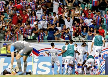 Diante de 30 mil torcedores, Bahia vence o Grêmio por 3 a 1 e deixa o Z-4. Veja os gols