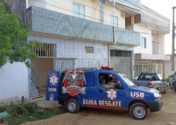 Idoso fica gravemente ferido após cair do telhado da casa onde reside