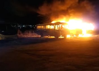 Três ônibus escolares são destruídos pelo fogo em Monte Santo