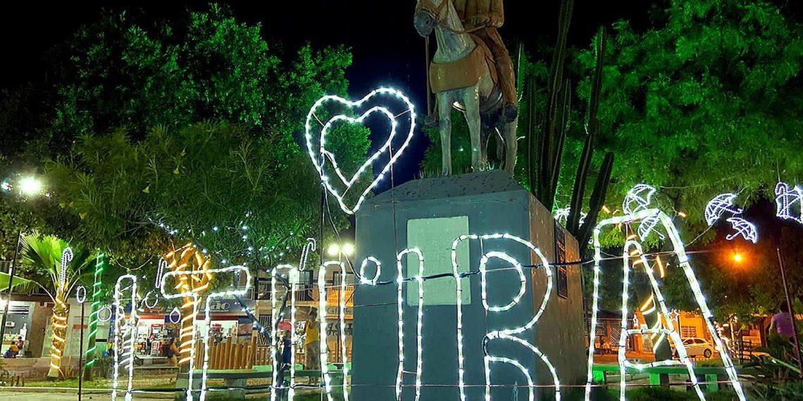 Praça do Vaqueiro em Itiúba traz o encanto e alegria do natal