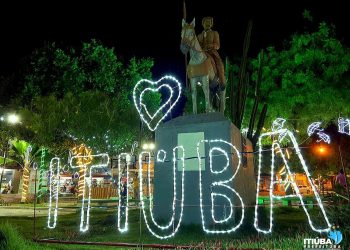 Praça do Vaqueiro em Itiúba traz o encanto e alegria do natal