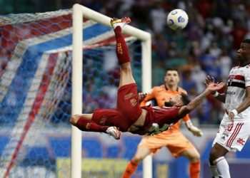Rossi marca golaço e Bahia vence o São Paulo na Arena Fonte Nova