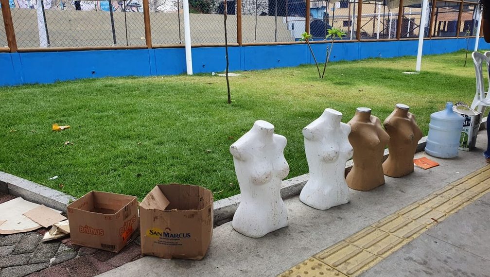 Beneficiários usam manequins para guardar vaga em fila de recadastramento do CadÚnico