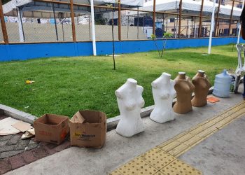 Beneficiários usam manequins para guardar vaga em fila de recadastramento do CadÚnico