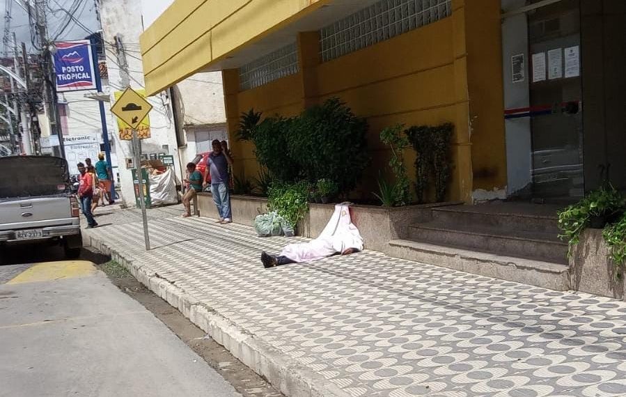 Homem é morto a tiros em frente ao SAC de Jacobina