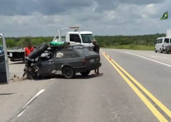 Colisão frontal envolvendo Parati e Fiesta deixa 7 feridos na BR 324