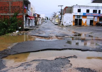 Forte temporal causa estragos em Coité. Queda de árvore, crateras, luminoso da PM entre outros