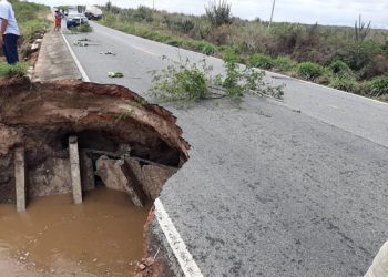 Parte de pista cede após chuva e rodovia é interditada em Santaluz