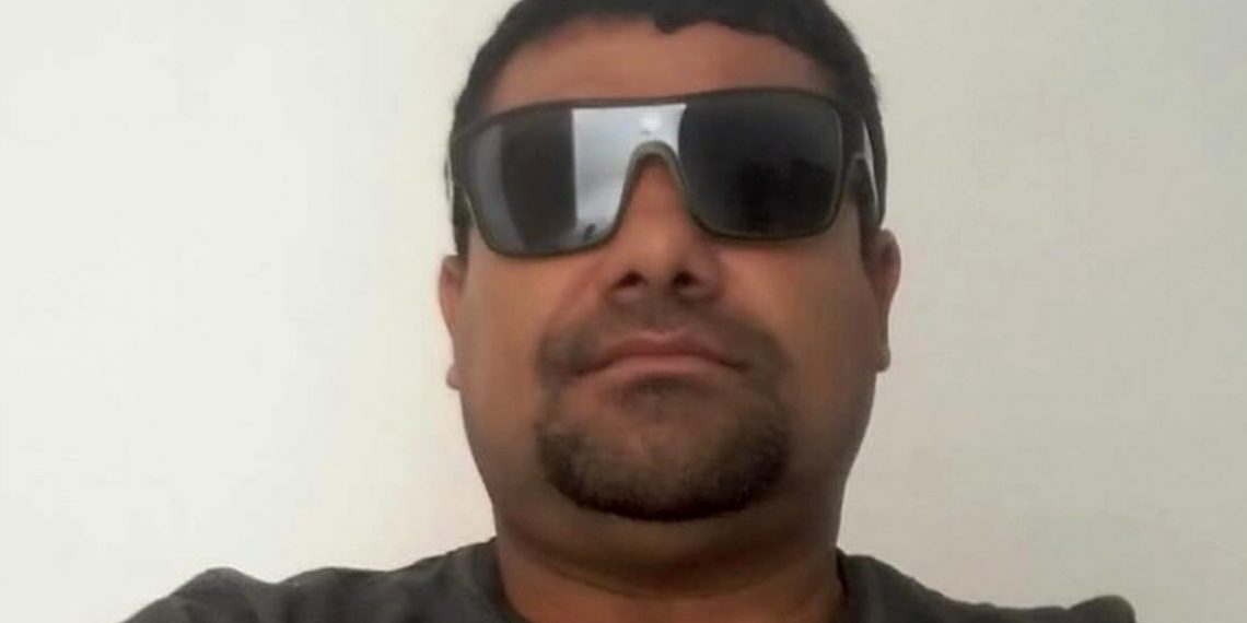 Homem é assassinado a tiros na porta de casa