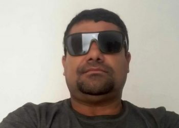 Homem é assassinado a tiros na porta de casa