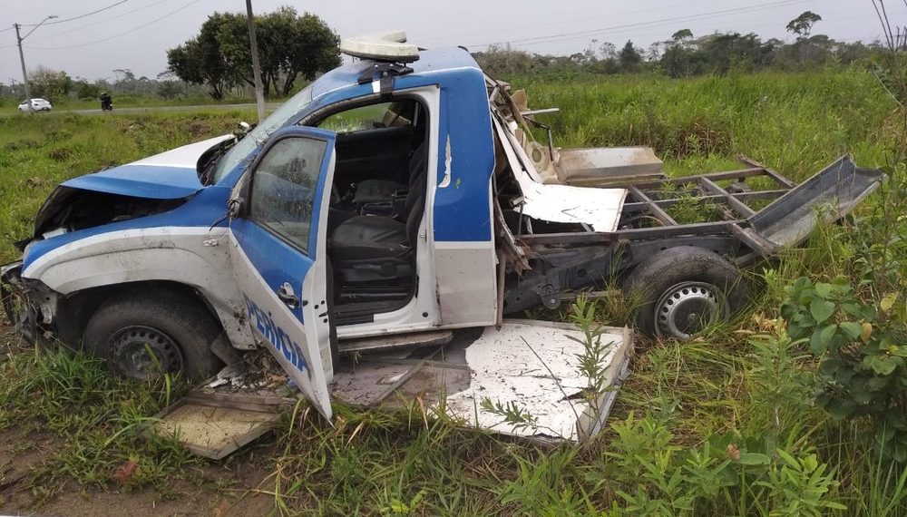 Viatura fica destruída após capotar em rodovia no sul do estado; um policial ficou ferido