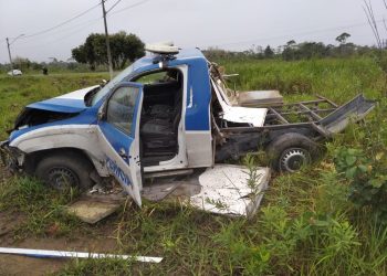 Viatura fica destruída após capotar em rodovia no sul do estado; um policial ficou ferido
