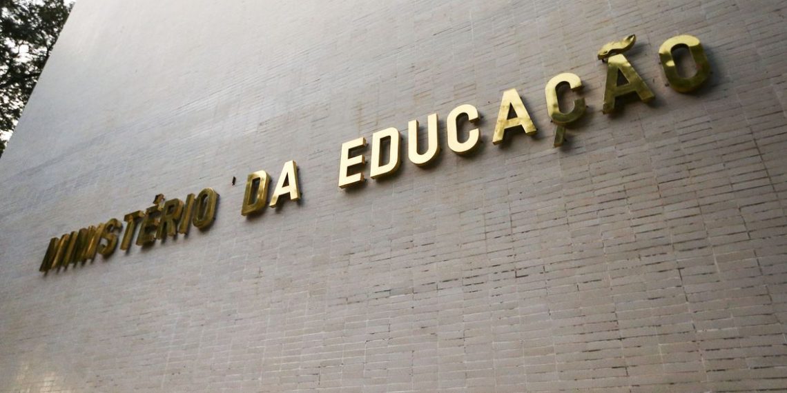 Instituições federais não podem exigir vacina contra covid-19, diz MEC