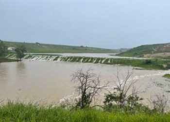 Vitória da Conquista: barragem está transbordando e ameaça romper nas proximidades da Serra do Marçal