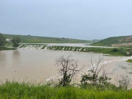 Vitória da Conquista: barragem está transbordando e ameaça romper nas proximidades da Serra do Marçal