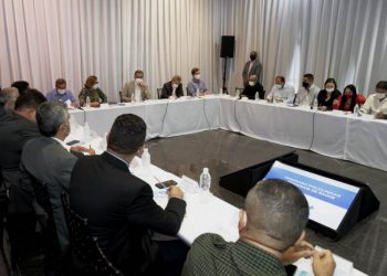 Governador reúne prefeitos e discute eficiência na gestão das policlínicas regionais