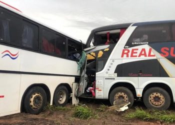 Batida entre ônibus deixa quatro pessoas mortas em Correntina