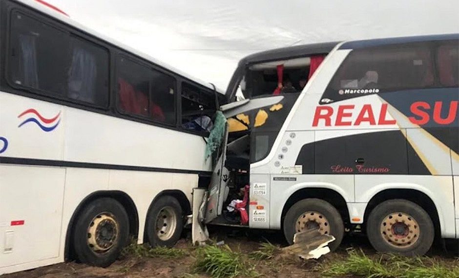 Batida entre ônibus deixa quatro pessoas mortas em Correntina