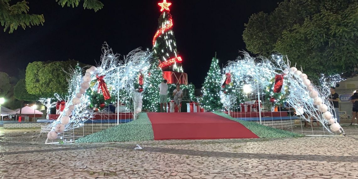 Araci mantém tradição e promove mais uma belíssima decoração natalina