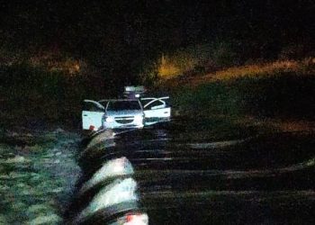 Carro interrompe em barragem do Rio Jacuípe e por pouco família não é levada pela correnteza