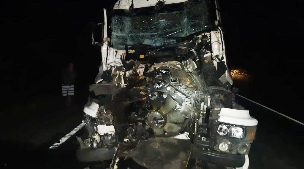 Carreta colide violentamente no fundo de outra na BR 324 e motorista é socorrido para UPA de Capim Grosso