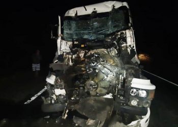 Carreta colide violentamente no fundo de outra na BR 324 e motorista é socorrido para UPA de Capim Grosso
